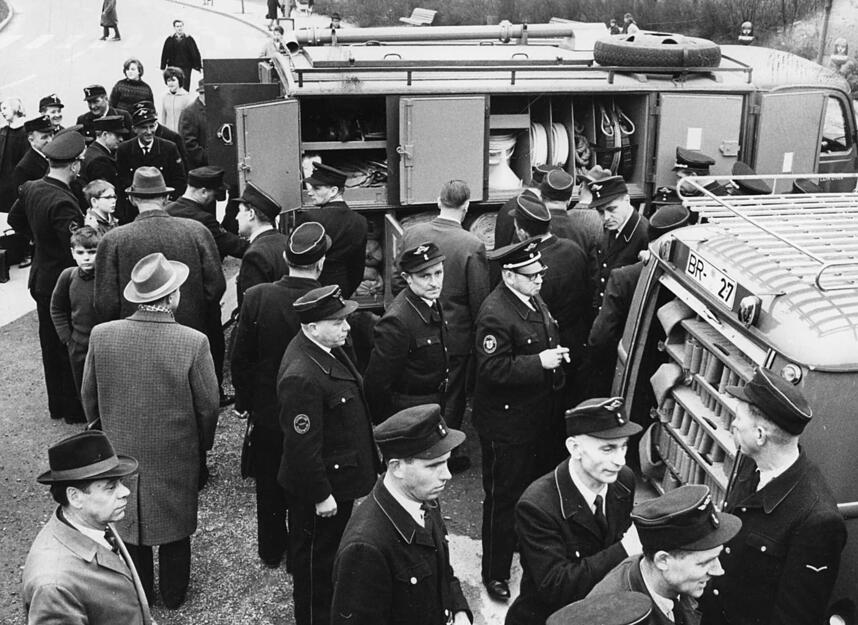 1964: Dienstversammlung der Feuerwehr-Kommandanten des Kreises im Heilbronner Haus des Handwerks. Nicht nur Feuerwehrmänner interessieren sich anlässlich der Tagung für die Feuerwehrfahrzeuge.