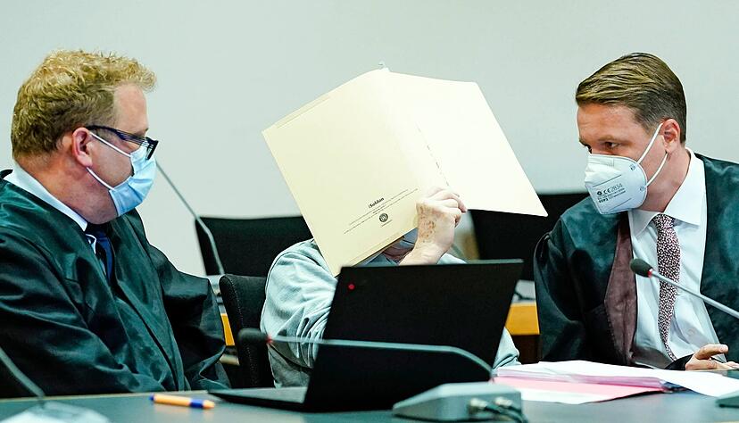 Der Angeklagte Klaus S. sitzt zwischen seinen Rechtsanwälten Dr. Jörg Becker (links) und Steffen Lindberg auf der Anklagebank im Saal des Heidelberger Landgerichts.
Foto: dpa