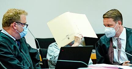 Der Angeklagte Klaus S. sitzt zwischen seinen Rechtsanwälten Dr. Jörg Becker (links) und Steffen Lindberg auf der Anklagebank im Saal des Heidelberger Landgerichts.
Foto: dpa