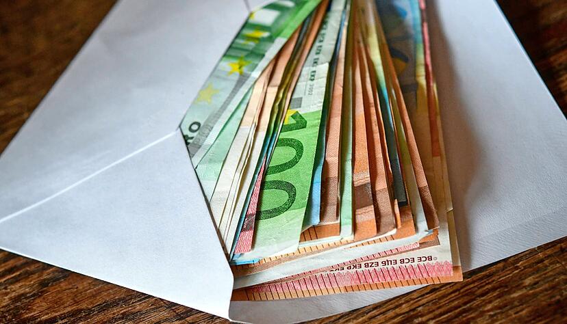 In Umschlägen deponierten die Seniorinnen hohe Bargeldsummen vor ihren Türen. Einer der Angeklagten holte das Geld als falscher Polizist.
Foto:Archiv/Patrick Pleul In Umschlägen deponierten die Seniorinnen hohe Bargeldsummen vor ihren Türen. Einer der Angeklagten holte das Geld als falscher Polizist.
Foto:Archiv/Patrick Pleul