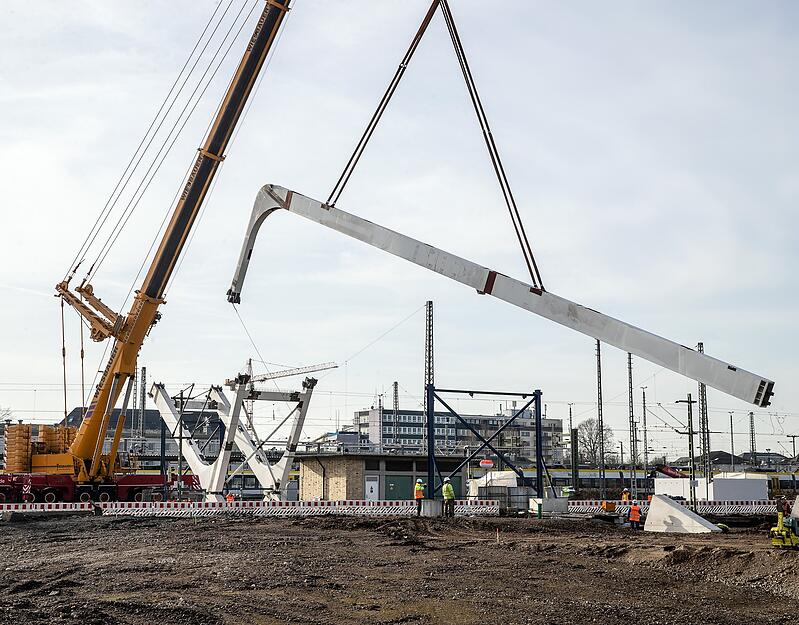 Februar 2021: Der „Blitz“, wie die geplante Buga-Brücke in Heilbronn wegen ihrer markanten Form auch genannt wird, hat seine ersten Stahlteile bekommen. Bis zur Eröffnung der Bundesgartenschau im April 2019 sollte das Bauwerk eigentlich fertiggestellt sein. Sorgen bereiteten eine rechtzeitige Fertigstellung und die explodierenden Kosten. 2019 summierten sie bereits auf 18,9 Millionen Euro. Februar 2021: Der „Blitz“, wie die geplante Buga-Brücke in Heilbronn wegen ihrer markanten Form auch genannt wird, hat seine ersten Stahlteile bekommen. Bis zur Eröffnung der Bundesgartenschau im April 2019 sollte das Bauwerk eigentlich fertiggestellt sein. Sorgen bereiteten eine rechtzeitige Fertigstellung und die explodierenden Kosten. 2019 summierten sie bereits auf 18,9 Millionen Euro.