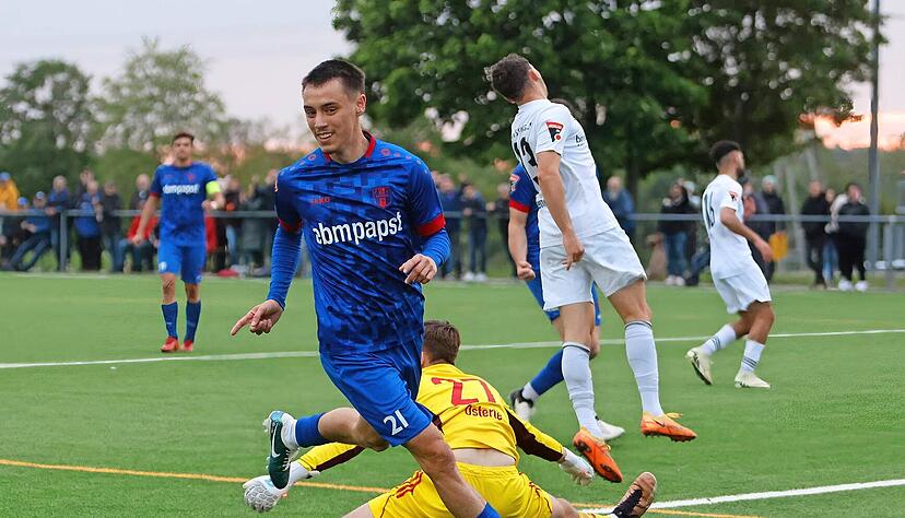 Marco Specht dreht nach seinem 2:1 jubelnd ab. Der Hollenbacher erzielte beim 3:1-Sieg gegen den TSV Essingen alle drei Treffer des FSV. Am Sonntag geht es f&uuml;r den Oberligisten in Villingen bereits weiter.
Foto: Marc Schmerbeck