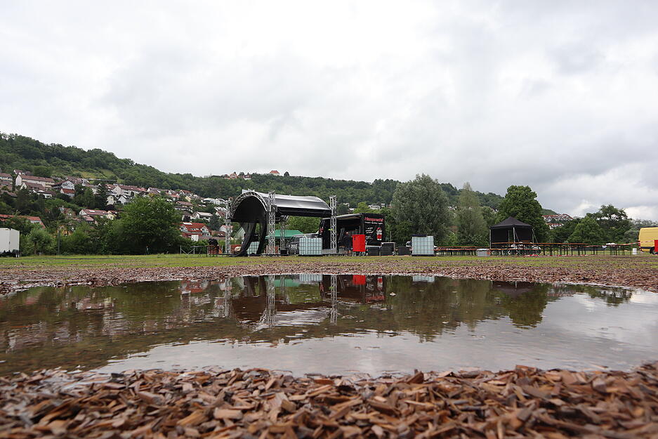 W&auml;hrend im Johannesgemeindehaus gefeiert wird, wird auf den Wertwiesen die B&uuml;hne und die Technik abgebaut.