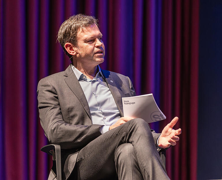 Alexander Hettich,  Leiter des News Management, moderierte das Wahlforum in Heilbronn ...