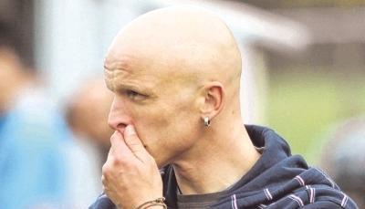 Nachdenklich: Rainer Baumann bei seiner Premiere als Trainer des Landesligisten VfR Gommersdorf.Foto: Alexander Bertok