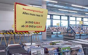 Filme gibt es vor der Schlie&szlig;ung zum Schleuderpreis.