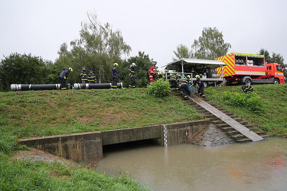 Feuerwehrleute installieren eine Hochleistungspumpe bei Ostrava-Antosovice.