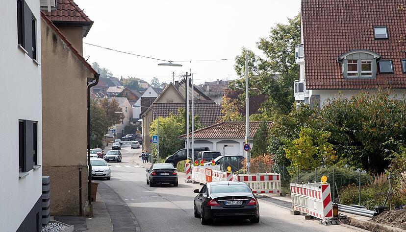 Die Finkenbergstraße führt von Bad Wimpfen in den Ortskern von Biberach. Wegen starkem Verkehr und Leitungsarbeiten bekommt sie neue Beläge.