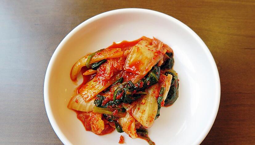 Kimchi, eine meist scharfwürzige fermentierte Gemüsebeilage, darf bei keinem Essen fehlen. Kimchi, eine meist scharfwürzige fermentierte Gemüsebeilage, darf bei keinem Essen fehlen.