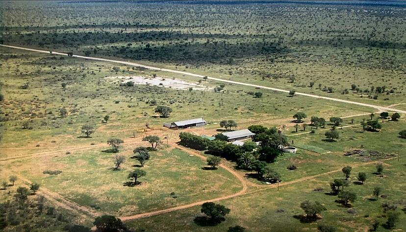 Dieses Foto zeigt die Farm "Wimpfen" in der Kalahari von oben. Udo Wieland verbrachte die meiste Zeit seines Lebens dort.