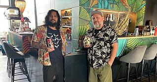 Carlos Lopez und Jürgen Wiese (rechts) führen das "Daiquiri Paradiso" an einer Ecke des Heilbronner Marktplatzes.