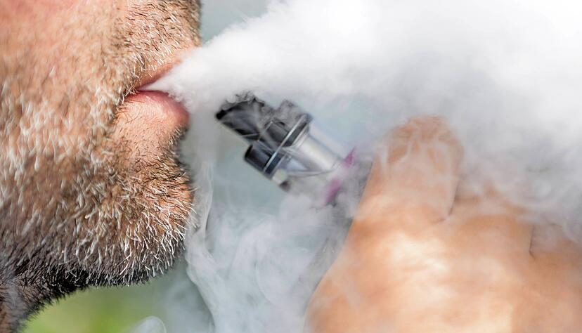 Das Rauchen von E-Zigaretten ist nicht harmlos, darüber sind sich Ärzte einig, auch wenn die Variante im Vergleich zum Tabakrauchen besser abschneidet.
Foto: dpa