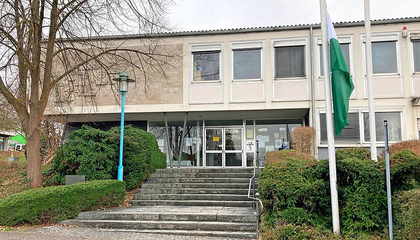 Der Gemeinderat hat im Januar beschlossen, das Kirchardter Rathaus zu einer Flüchtlingsunterkunft umzubauen.
Foto: Elfi Hofmann Der Gemeinderat hat im Januar beschlossen, das Kirchardter Rathaus zu einer Flüchtlingsunterkunft umzubauen.
Foto: Elfi Hofmann