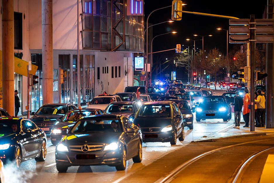 Um 1 Uhr morgens l&ouml;ste sich die Feier der bosnischen und t&uuml;rkischen Fu&szlig;ballfans allm&auml;hlich auf.