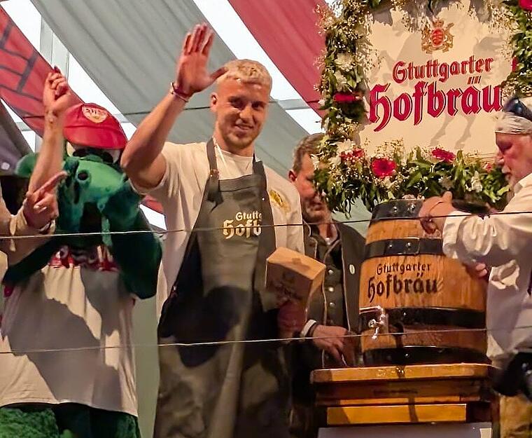 Insgesamt waren es f&uuml;nf Schl&auml;ge bis das Bier aus dem Zapfhahn floss und Ermedin Demirovic Jubel erntete.