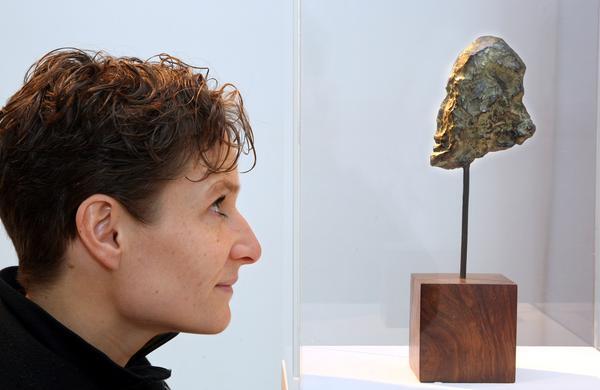 Je näher man hinsieht, desto mehr erinnert Giacomettis Bronzegesicht an ein Stück Natur: einen Stein. Je näher man hinsieht, desto mehr erinnert Giacomettis Bronzegesicht an ein Stück Natur: einen Stein.