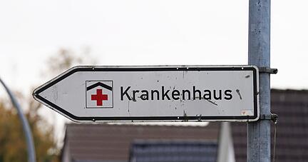 Ein Hinweisschild mit der Aufschrift «Krankenhaus» weist den Weg zur Klinik.