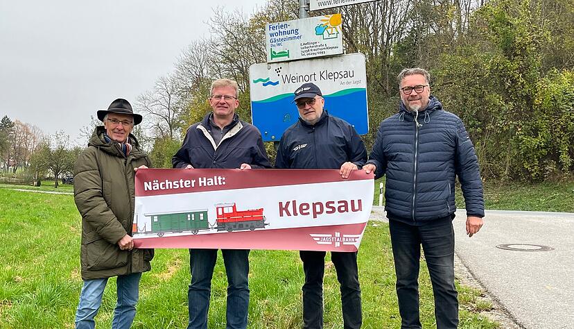 Von links nach rechts: Hans-Joachim Hesslinger, ehemaliger Ortsvorsteher von Klepsau und Aufsichtsratsmitglied der Jagsttalbahn AG, Andreas Insam, Bürgermeister der Stadt Krautheim, Michael Rothenhöfer, Sprecher des Vorstandes der Jagsttalbahn AG, Volker Elgner, Vorsitzender des Jagsttalbahnfreunde e. V. und stellvertretender Aufsichtsratsvorsitzender der Jagsttalbahn AG.