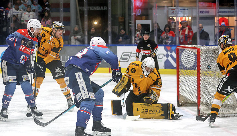 Thore Weyrauch (3. v. L.) erzielte bereits in der ersten Minute gegen F&uuml;ssen das 1:0. Die Heilbronner Falken gewannen 6:2.