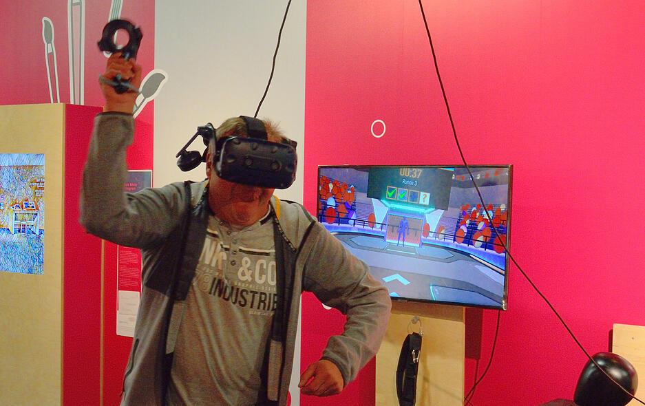 Auf der MS Wissenschaft: Durch die VR-Brille können Besucher zum Handballer werden und gegen den Computer-Torwart antreten. Auf der MS Wissenschaft: Durch die VR-Brille können Besucher zum Handballer werden und gegen den Computer-Torwart antreten.