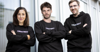 Ariane Scheer-Danielsson, Sebastian Adank und Andreas Reich haben das Start-up TrustNXT 2024 in Hamburg geründet.