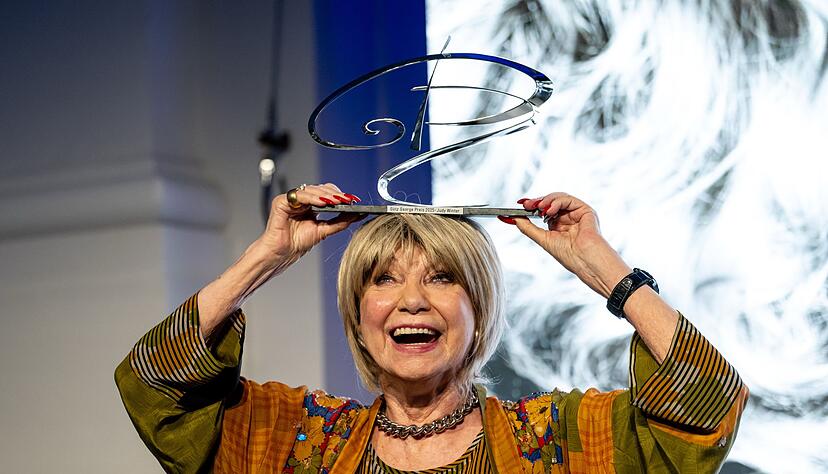 Die Freude ist ihr anzusehen: Judy Winter. Die Freude ist ihr anzusehen: Judy Winter.