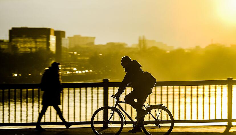 &Uuml;berfrierende N&auml;sse kann besonders auf dem Fahrrad zur rutschigen Gefahr werden. Wer auf dem Arbeitsweg st&uuml;rzt, kann unter Umst&auml;nden steuerlich profitieren.
