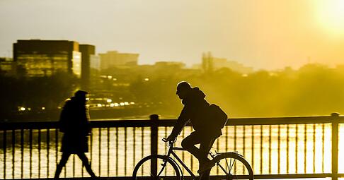 &Uuml;berfrierende N&auml;sse kann besonders auf dem Fahrrad zur rutschigen Gefahr werden. Wer auf dem Arbeitsweg st&uuml;rzt, kann unter Umst&auml;nden steuerlich profitieren.