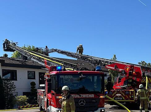Einsatzkr&auml;fte bek&auml;mpfen am 1. Mai einen Geb&auml;udebrand in Heilbronn-Biberach.