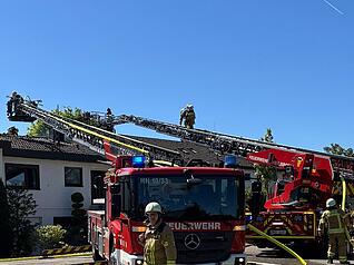 Einsatzkr&auml;fte bek&auml;mpfen am 1. Mai einen Geb&auml;udebrand in Heilbronn-Biberach.