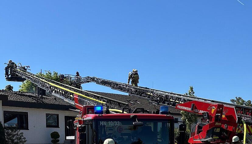Einsatzkr&auml;fte bek&auml;mpfen am 1. Mai einen Geb&auml;udebrand in Heilbronn-Biberach.