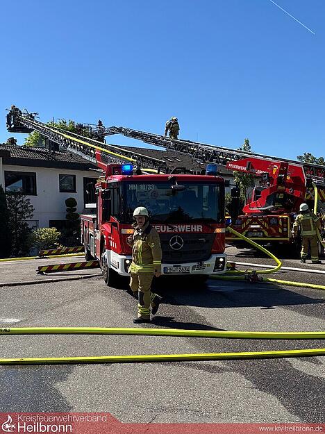 Einsatzkr&auml;fte bek&auml;mpfen am 1. Mai einen Geb&auml;udebrand in Heilbronn-Biberach.