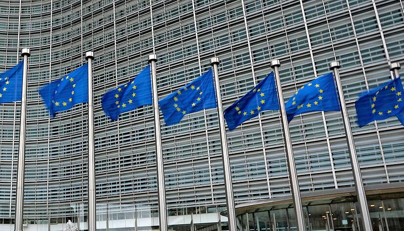 Die EU-Kommission wacht mit dem Digital Services Act (DSA) über digitale Dienste. Für Google, Facebook, Amazon und Co. gelten strengere Regeln.
