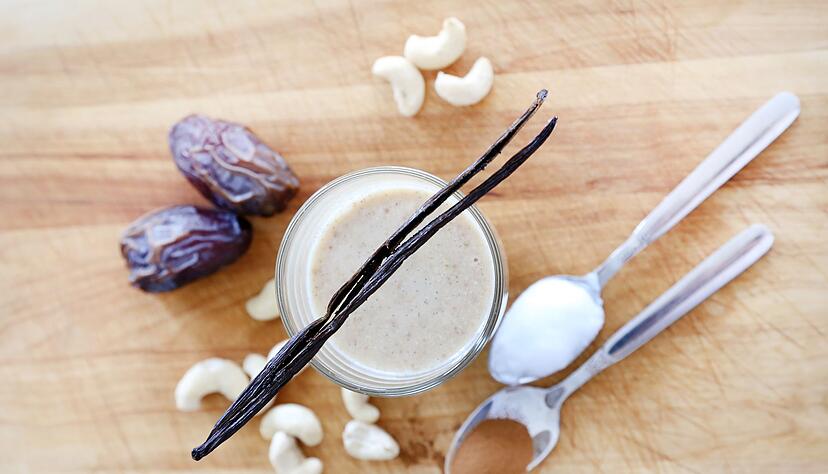 Cashewnüsse, Datteln, Vanille, Kokosöl und Zimt: Auch aus ungewöhnlichen Zutaten lässt sich ein Smoothie mixen, der vor Cremigkeit strotzt. Cashewnüsse, Datteln, Vanille, Kokosöl und Zimt: Auch aus ungewöhnlichen Zutaten lässt sich ein Smoothie mixen, der vor Cremigkeit strotzt.