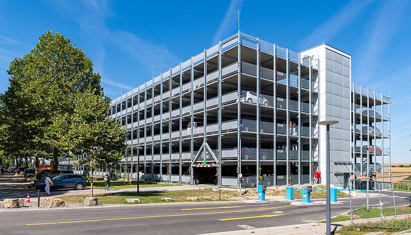 Zwei Parkh&auml;user gibt es an der SLK-Kliniken am Gesundbrunnen in Heilbronn. Manch einer findet, dass die Auffahrten zu den Stockwerken zu eng sind.