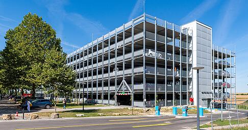 Zwei Parkh&auml;user gibt es an der SLK-Kliniken am Gesundbrunnen in Heilbronn. Manch einer findet, dass die Auffahrten zu den Stockwerken zu eng sind.