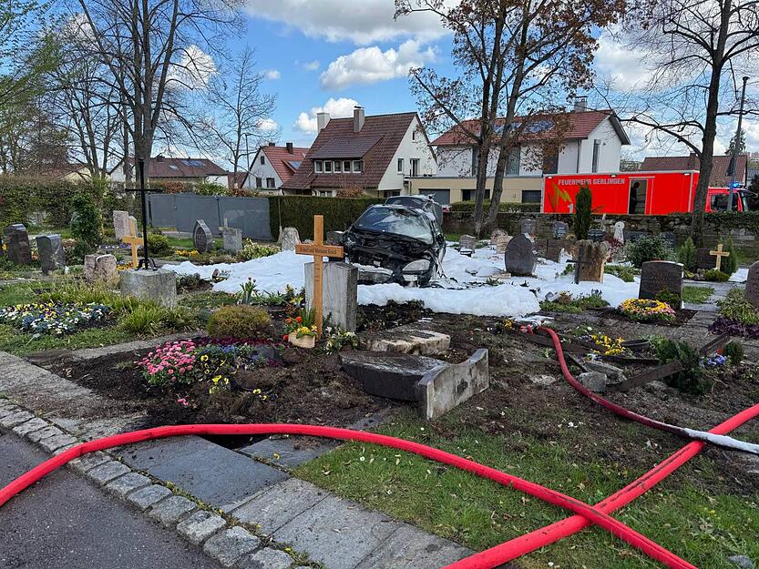 Ein 86-Jähriger durchbrach mit seinem Mercedes die Umzäunung und beschädigte bei der Irrfahrt zahlreiche Gräber. Ein 86-Jähriger durchbrach mit seinem Mercedes die Umzäunung und beschädigte bei der Irrfahrt zahlreiche Gräber.