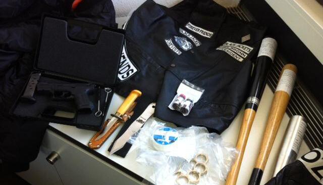 Bei mehreren Hausdurchsuchungen stellte die Polizei bei Mitgliedern der Black Jackets Waffen und Bet&auml;ubungsmittel sicher. Foto: Hoffmann