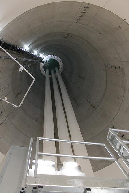 Eines der Windräder von Innen. Ein Fahrstuhl bringt die Mitarbeiter in die Spitze. Eines der Windräder von Innen. Ein Fahrstuhl bringt die Mitarbeiter in die Spitze.