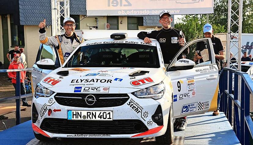 Da kann man sich schon mal einen Schluck genehmigen: René Noller (rechts) und Stefan Kopczyk freuten sich über den Klassensieg bei der Rallye Oberehe.