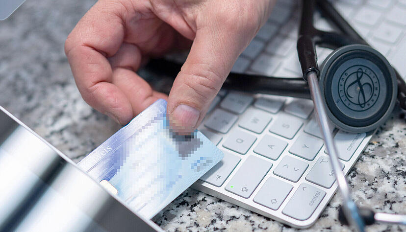 Die elektronische Patientenakte (ePA) wird ab 15. Januar f&uuml;r Kassenpatienten in Deutschland verpflichtend eingef&uuml;hrt. Sie wird freigeschaltet, sobald man seine Gesundheitskarte beim Arzt eingelesen hat.