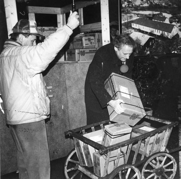 Dezember 1993.  Reinhold Würth zeigt seinen Mitabeitern, wie er als Zehnjähriger den Leiterwagen mit Schraubenpäckchen befüllt hat. Dezember 1993.  Reinhold Würth zeigt seinen Mitabeitern, wie er als Zehnjähriger den Leiterwagen mit Schraubenpäckchen befüllt hat.