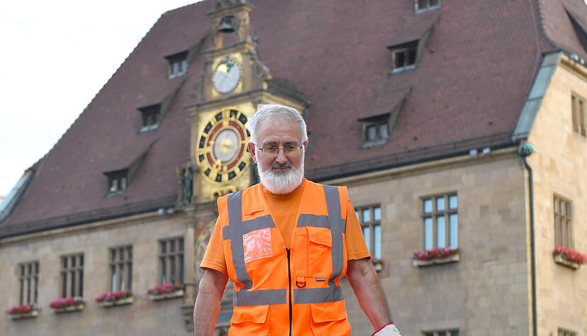 Mit seinem elektrischen Laubbl&auml;ser ist Orhan Demiroski t&auml;glich in Heilbronn unterwegs, um liegen gelassenen M&uuml;ll zu beseitigen und die Abfalleimer zu leeren.
