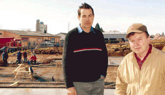 Vor allem in Eigenarbeit errichten Otto R&ouml;sler (links), Gerhard Doberstein und andere Gemeindemitglieder ihr Domizil im Eppinger Osten.
          Foto: Alexander Hettich