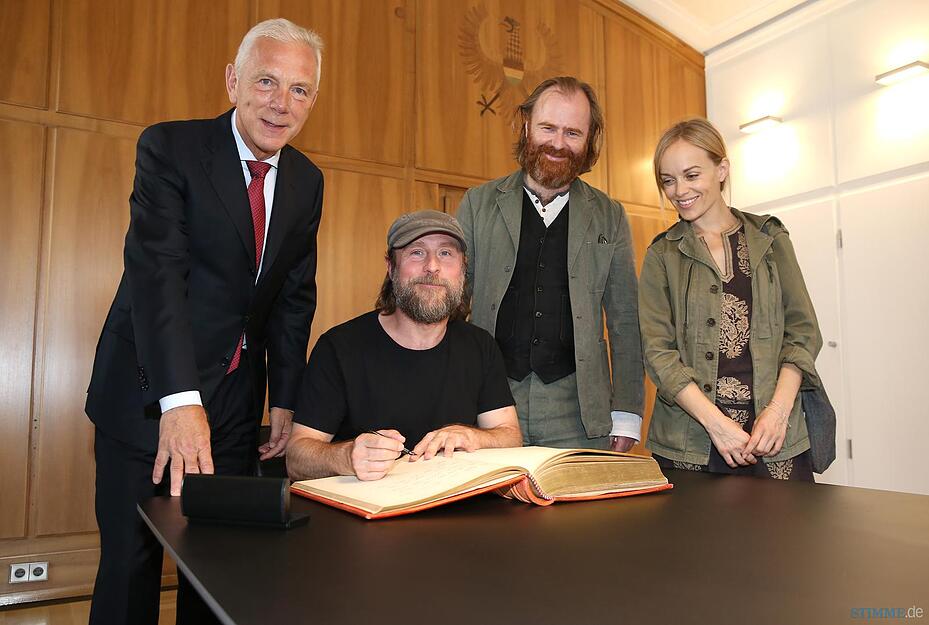 Schauspieler tragen sich ins G&auml;stebuch der Stadt ein | 27.07.