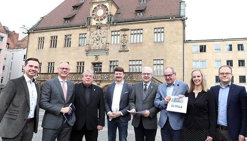 Gemeinsam in der Lenkungsgruppe für den Masterplan Innenstadt: (v.li.) Stefan Ernesti, Steffen Schoch, Wilfried Hajek, Thomas Gauß, Martin Diepgen, Stefan Holl, Irina Scharfetter, Markus Wagner und Florian Nader. Foto: Andreas Veigel Gemeinsam in der Lenkungsgruppe für den Masterplan Innenstadt: (v.li.) Stefan Ernesti, Steffen Schoch, Wilfried Hajek, Thomas Gauß, Martin Diepgen, Stefan Holl, Irina Scharfetter, Markus Wagner und Florian Nader. Foto: Andreas Veigel
