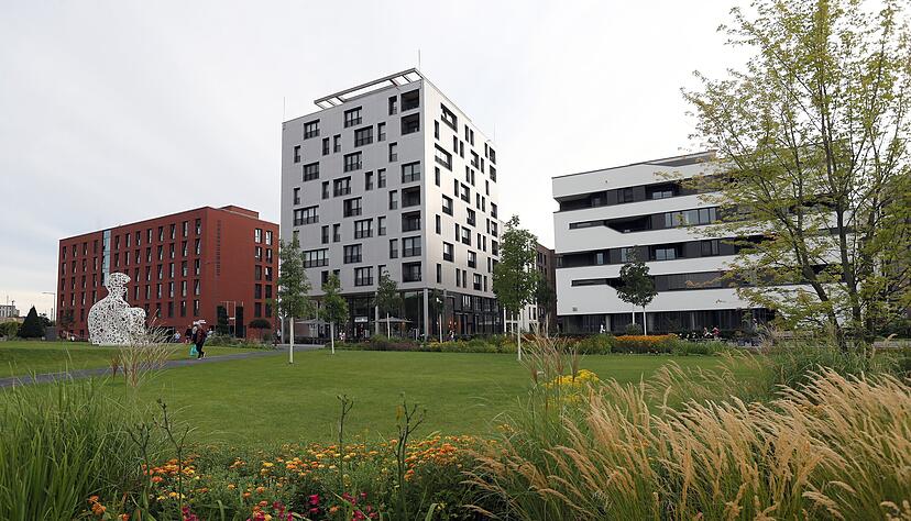Das Holzhochhaus Skaio im Neckarbogen war zum Zeitpunkt der Bundesgartenschau in Heilbronn das höchste Holzhaus weltweit. Das Holzhochhaus Skaio im Neckarbogen war zum Zeitpunkt der Bundesgartenschau in Heilbronn das höchste Holzhaus weltweit.