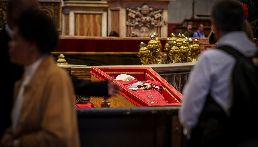 Menschen nehmen im Petersdom am offenen Sarg Abschied von Papst Franziskus.