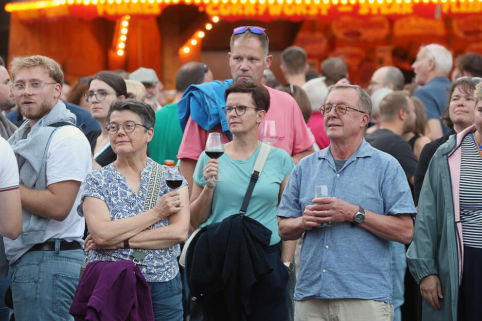 Gemeinsam ein Gläschen Wein genießen – viele Besucher kommen in Gruppen zum Heilbronner Weindorf.
