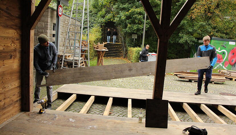Ivan Marevic (links) packt mit an beim Bodenbelag für den neuen Anbau an der Hütte. Ivan Marevic (links) packt mit an beim Bodenbelag für den neuen Anbau an der Hütte.